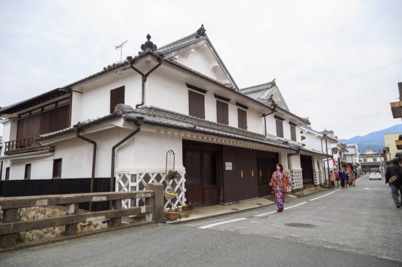 白壁土蔵造りの町