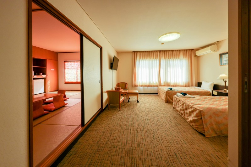和洋室（和室10畳＋シングルベッド2台）